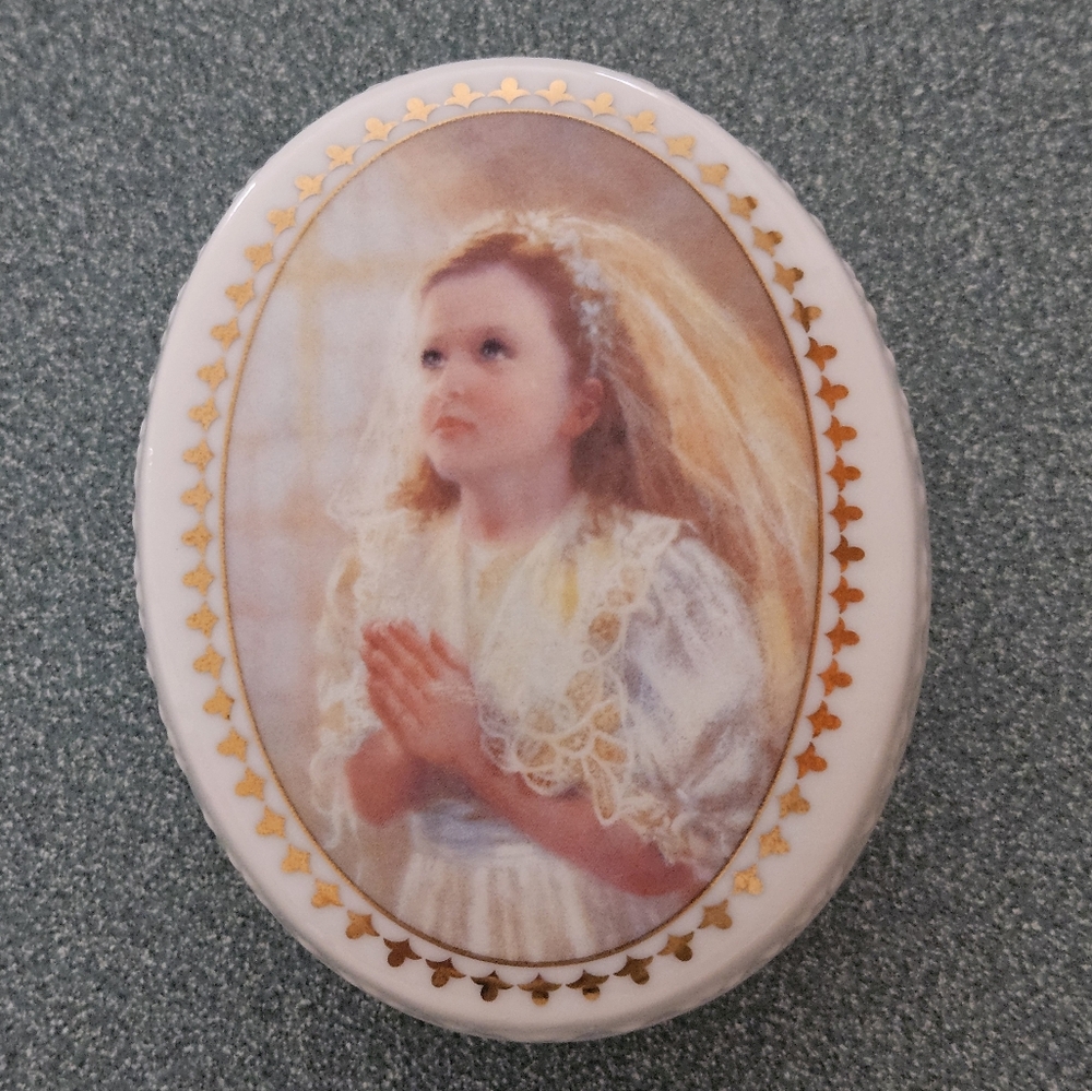 Vintage 1999 Kathryn Fincher First Communion Porcelain Trinket Box With Rosary
